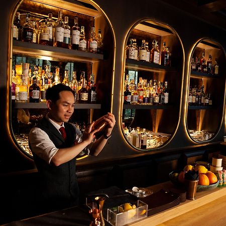 Muu Bangkok, Small Luxury Hotels Of The World Exterior foto The Bar at The Mira Hong Kong
