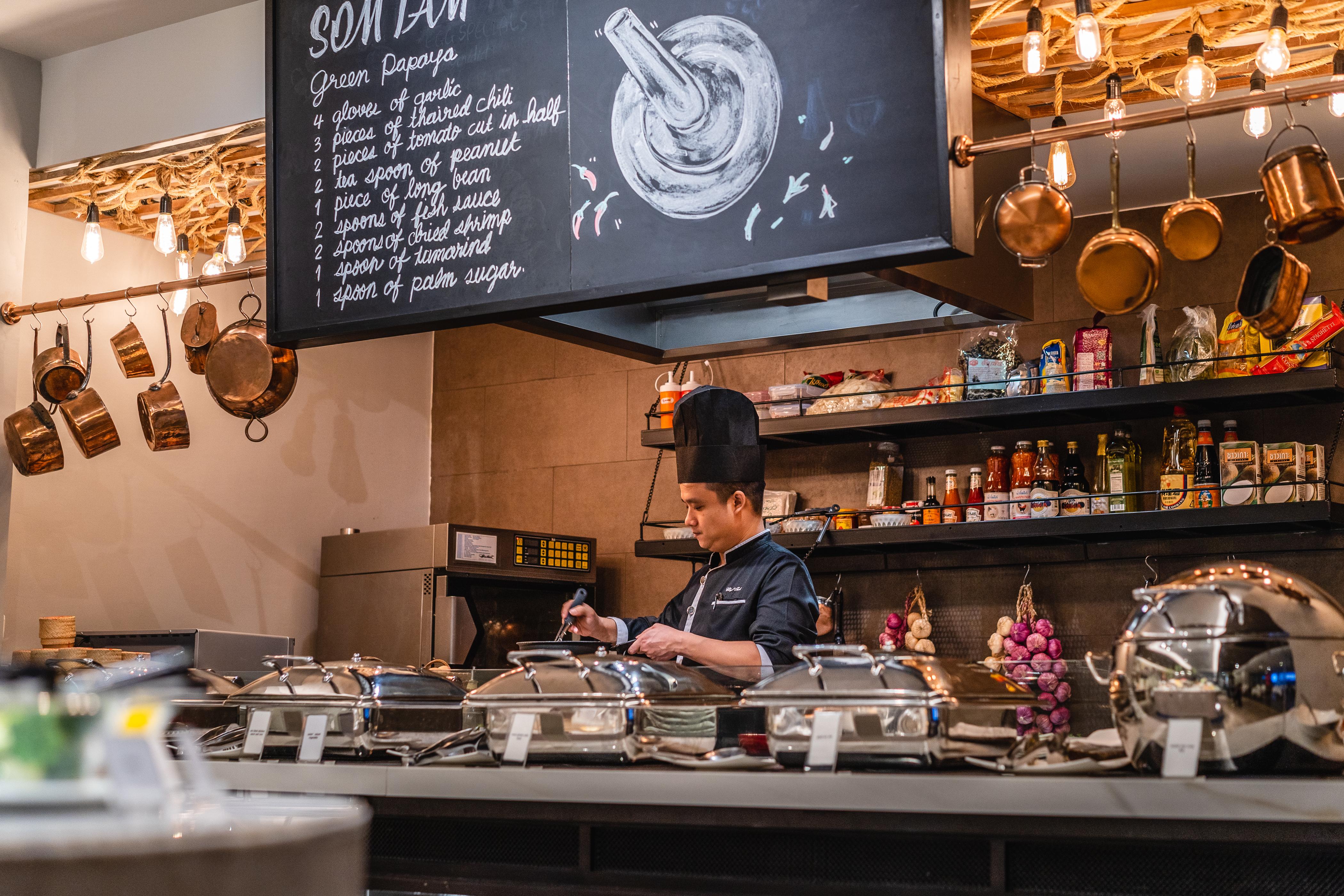 Muu Bangkok, Small Luxury Hotels Of The World Exterior foto A chef at work