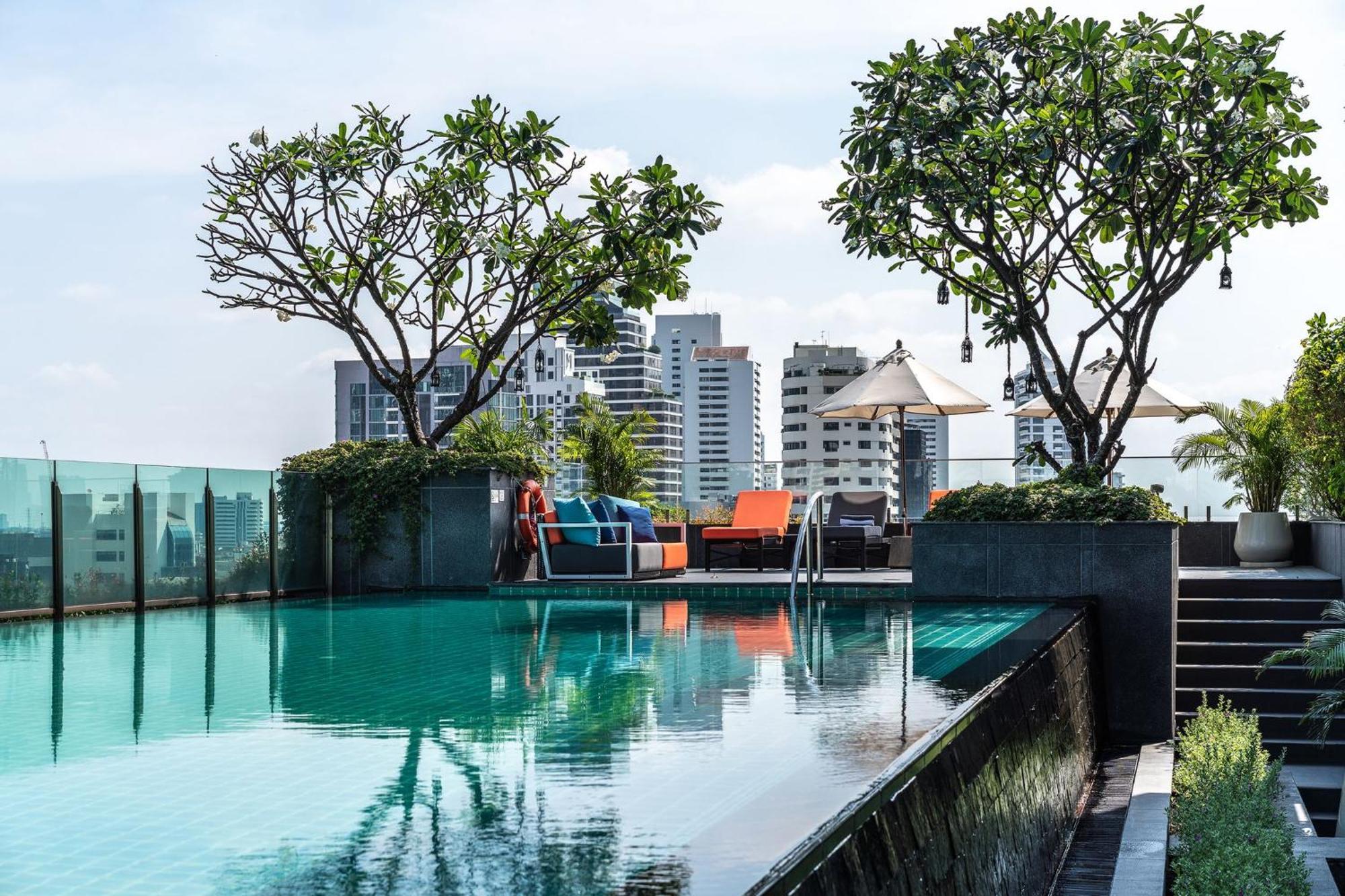 Muu Bangkok, Small Luxury Hotels Of The World Exterior foto The rooftop pool at the hotel