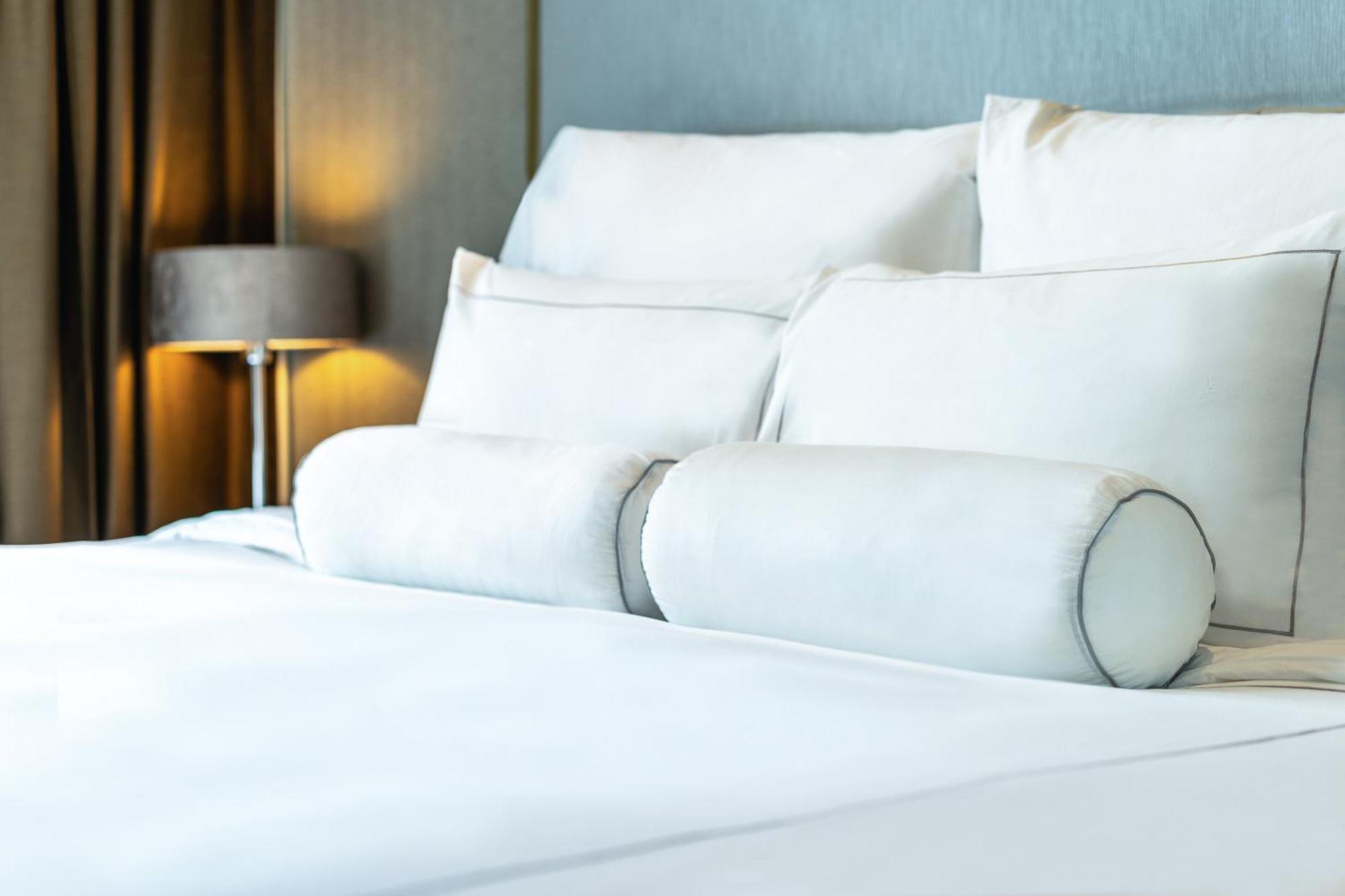Muu Bangkok, Small Luxury Hotels Of The World Exterior foto A bolster pillow on a bed
